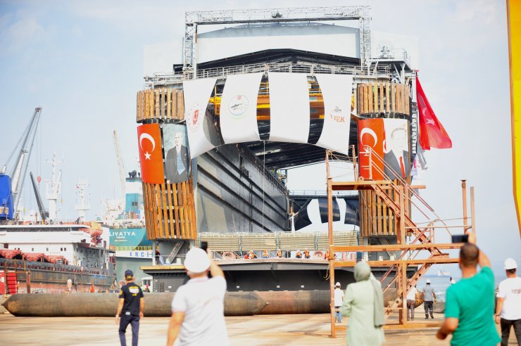 Dünyada tek olma özelliğine sahip, dev 'denizaltı havuzu suya indirildi