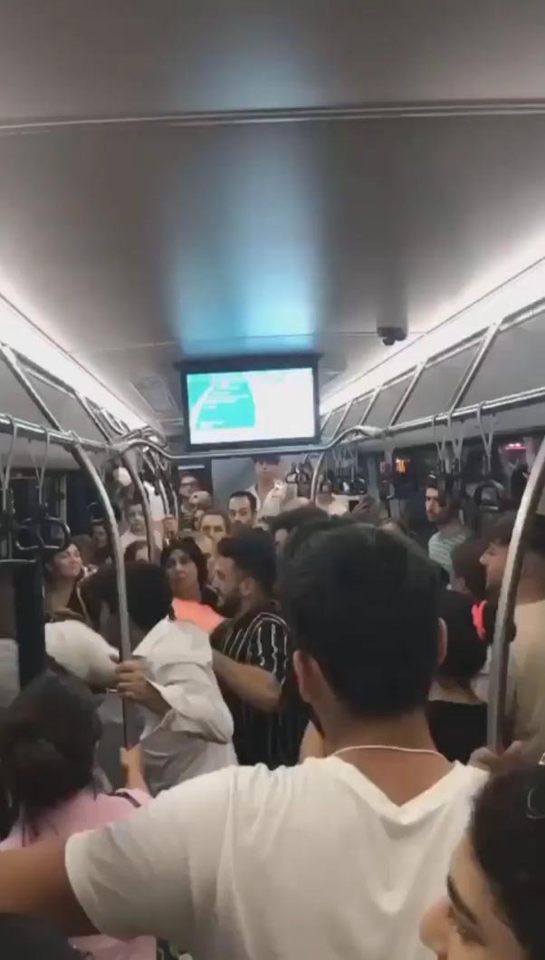 Halk otobüsünde tekme tokat kavga