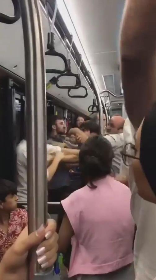 Halk otobüsünde tekme tokat kavga