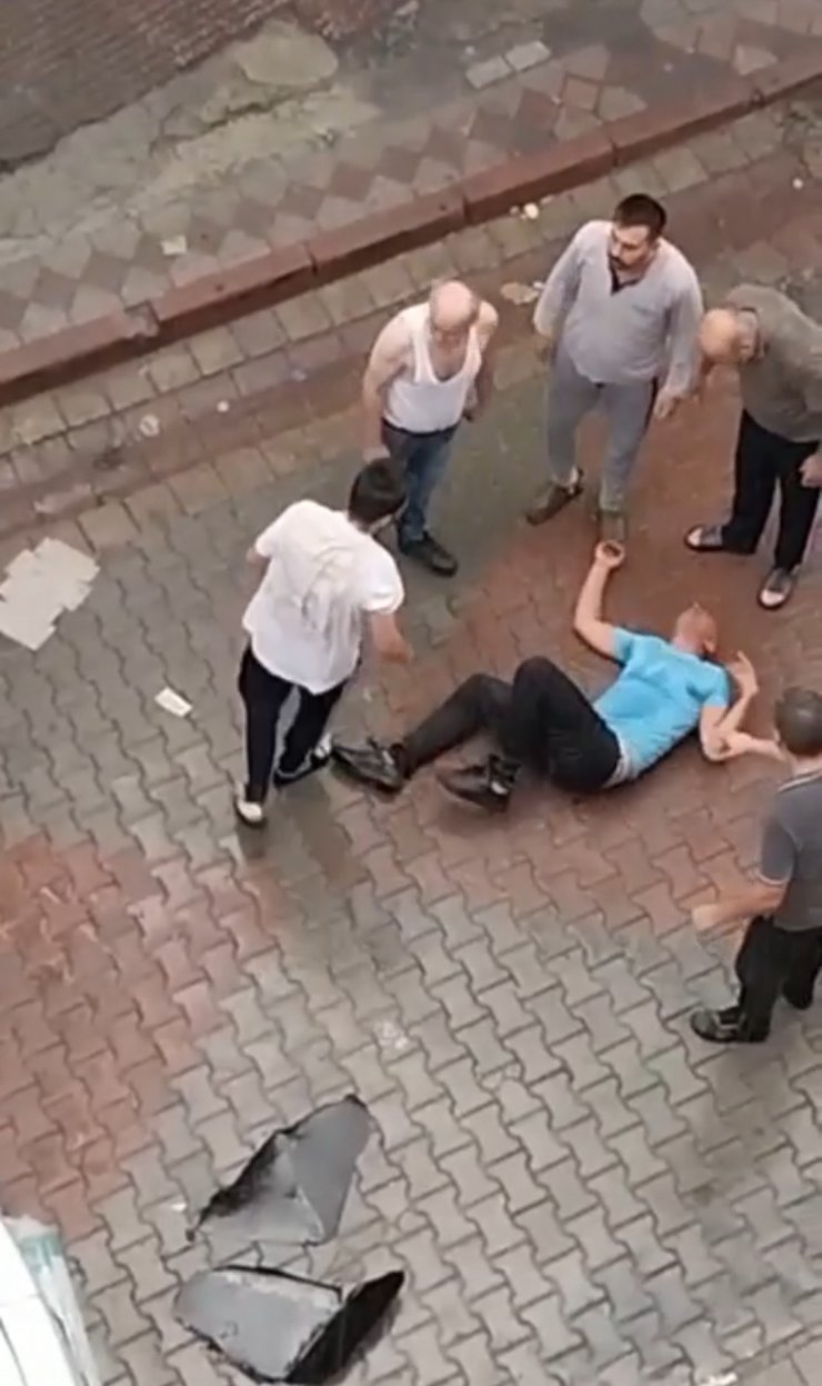 Hırsızlık yaptığı minibüste mahsur kalan şüpheliye dayak