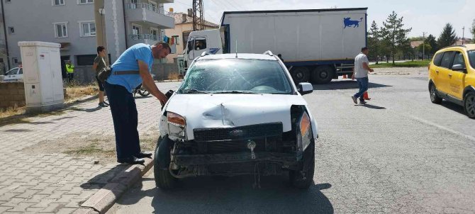 Kamyon ile otomobil çarpıştı: 2 yaralı