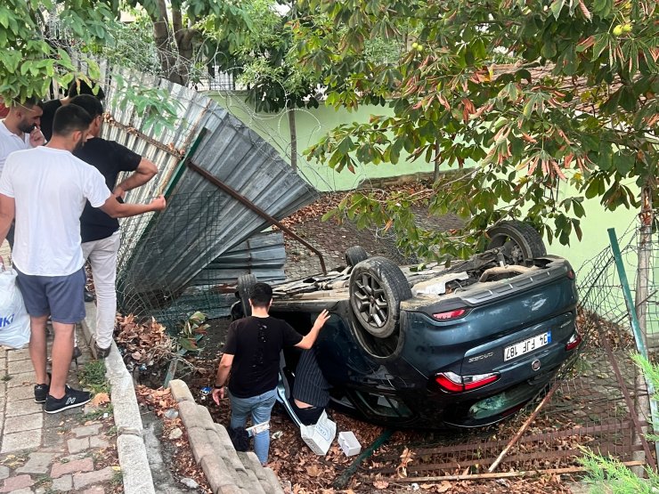 Kontrolden çıkan otomobil okul bahçesine düştü