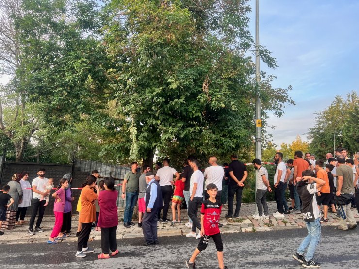 Kontrolden çıkan otomobil okul bahçesine düştü