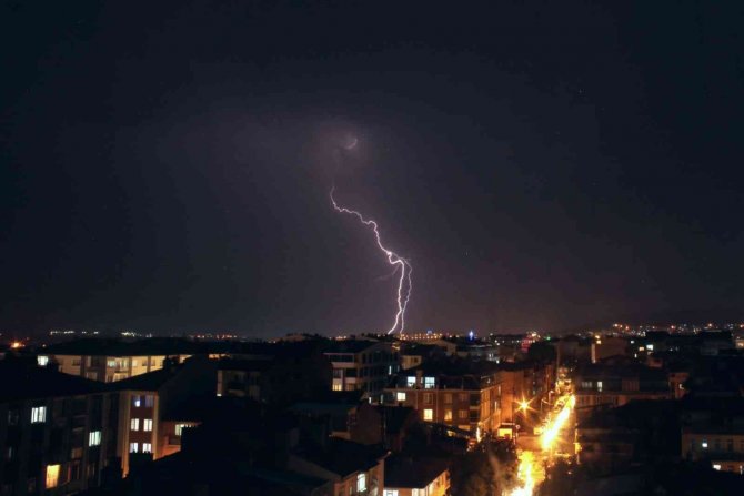 Kütahya’da çakan şimşekler kartpostallık görüntü oluşturdu