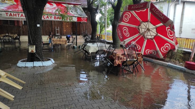 Kütahya'da sağanak; yollar göle döndü, iş yerlerini su bastı