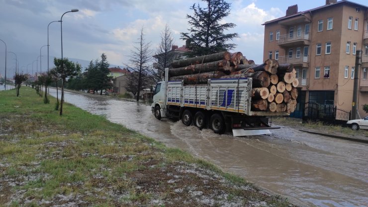 Kütahya'da sağanak; yollar göle döndü, iş yerlerini su bastı