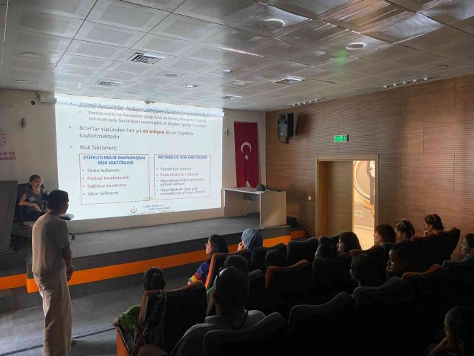 Kula’da gençlere yönelik sağlık eğitimleri tüm hızıyla devam ediyor