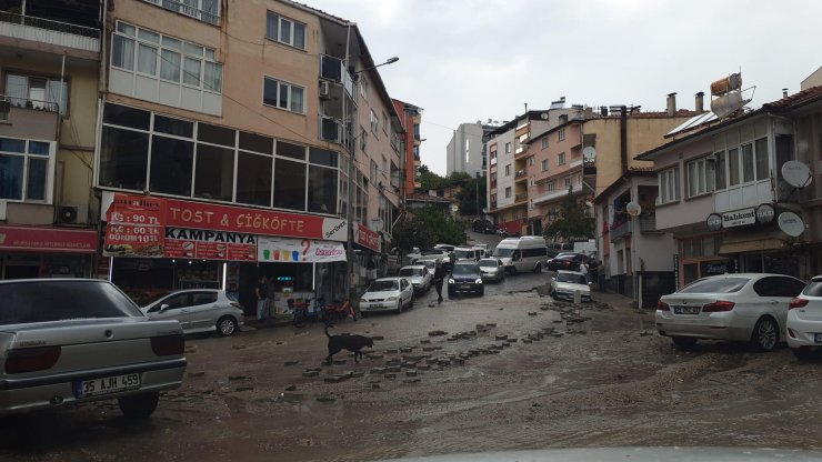 Manisa'da sağanak ve dolu yaşamı olumsuz etkiledi