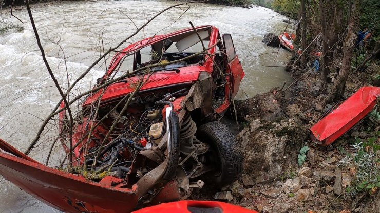 Otomobil çay yatağına yuvarlandı, sürücüyü raftingciler kurtardı