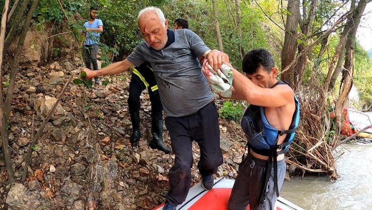 Otomobil çay yatağına yuvarlandı, sürücüyü raftingciler kurtardı
