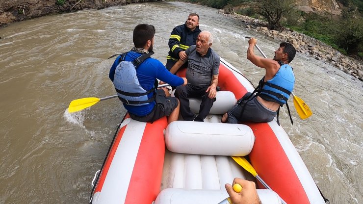 Otomobil çay yatağına yuvarlandı, sürücüyü raftingciler kurtardı