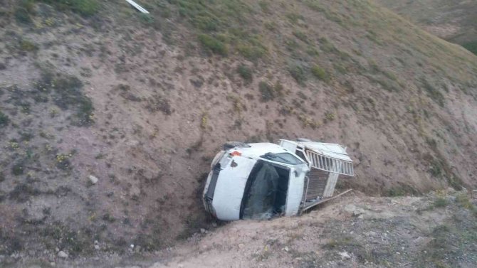 Pikap uçurumdan yuvarlandı: 1 ölü