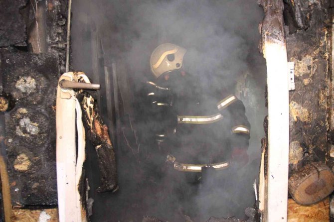 Prefabrik ev alev alev yandı