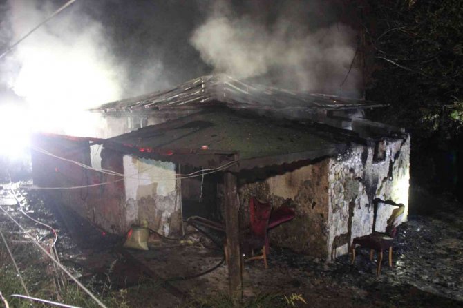 Prefabrik ev alev alev yandı