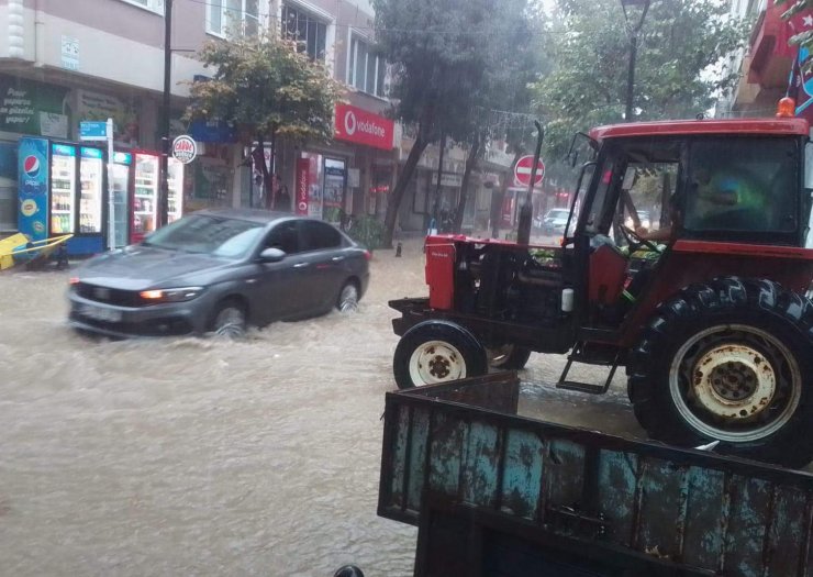 Sağanak ve dolu etkili oldu, yollar göle döndü