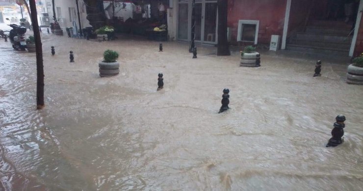 Sağanak ve dolu etkili oldu, yollar göle döndü