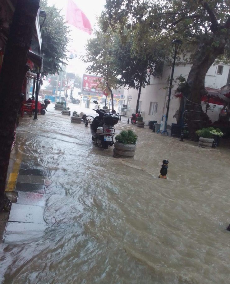 Sağanak ve dolu etkili oldu, yollar göle döndü