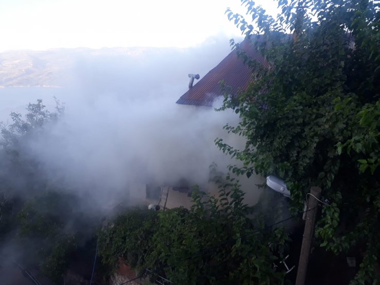 Ahırda çıkan yangın, eve sıçradı