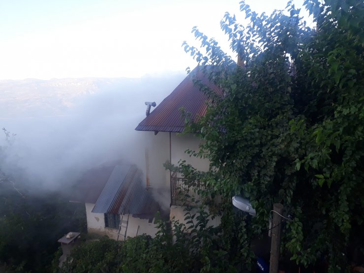 Ahırda çıkan yangın, eve sıçradı