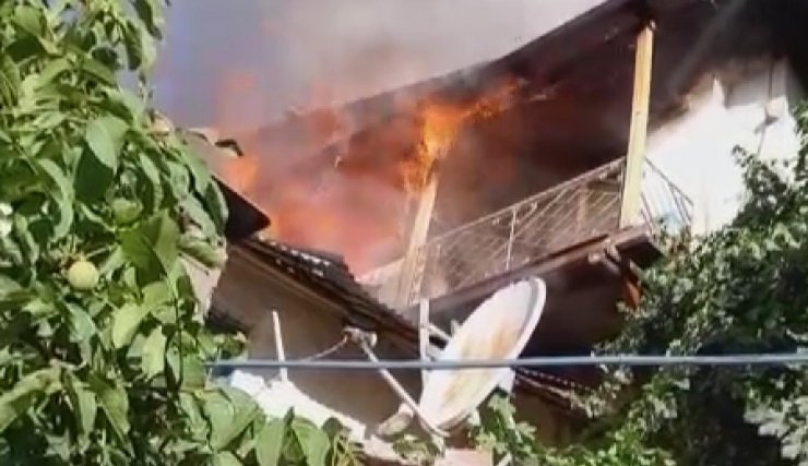 Ahırda çıkan yangın, eve sıçradı