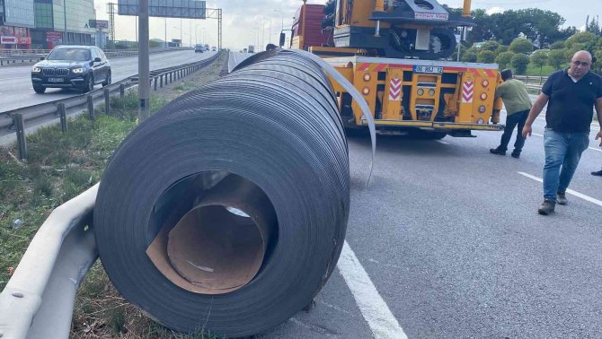 D-100’de lastiği patlayan tır bariyere girdi, tonlarca ağırlıktaki demir rulolar yola düştü