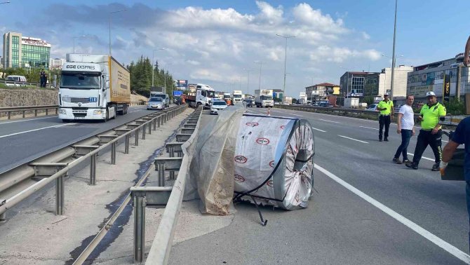 D-100’de lastiği patlayan tır bariyere girdi, tonlarca ağırlıktaki demir rulolar yola düştü