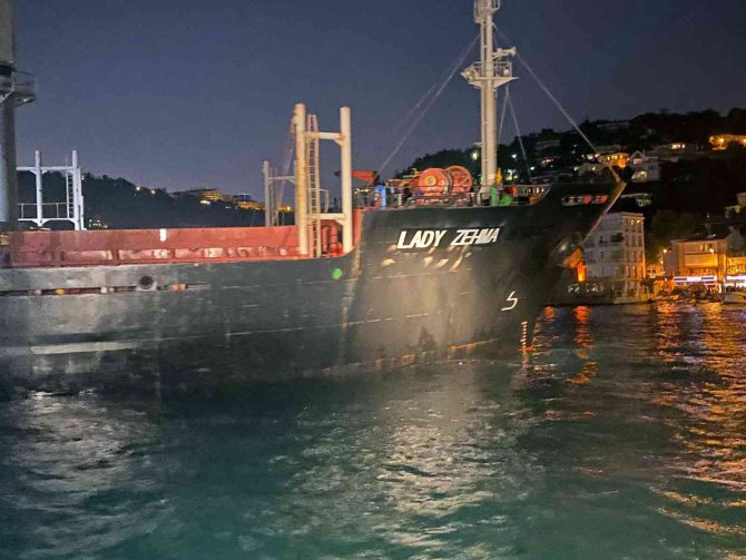 Kargo gemisi karaya oturdu