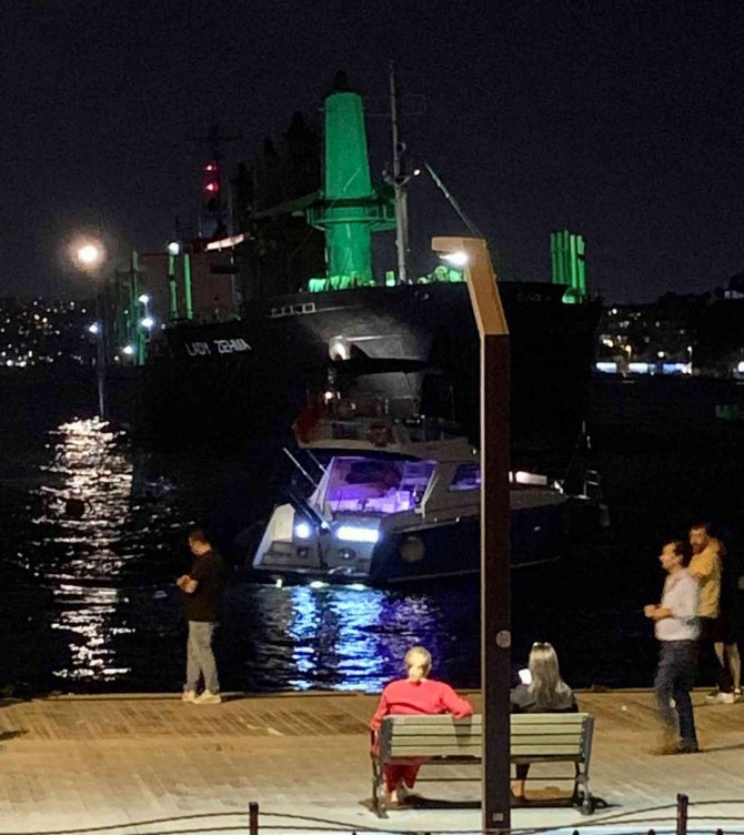 Kargo gemisi karaya oturdu