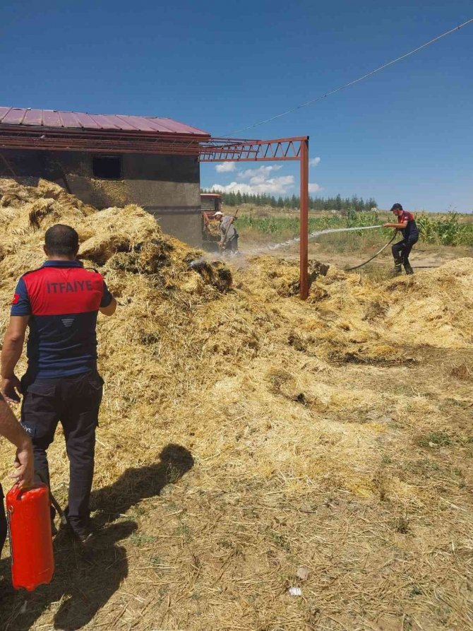 Kaynak kıvılcımından çıkan yangında 500 saman balyası yandı