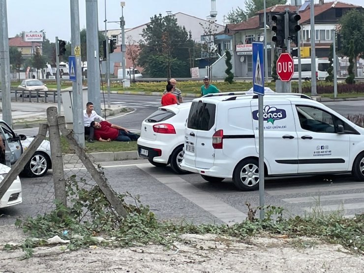 Kırmızı ışıkta geçen otomobil, taksi ve minibüse çarptı: 2 yaralı