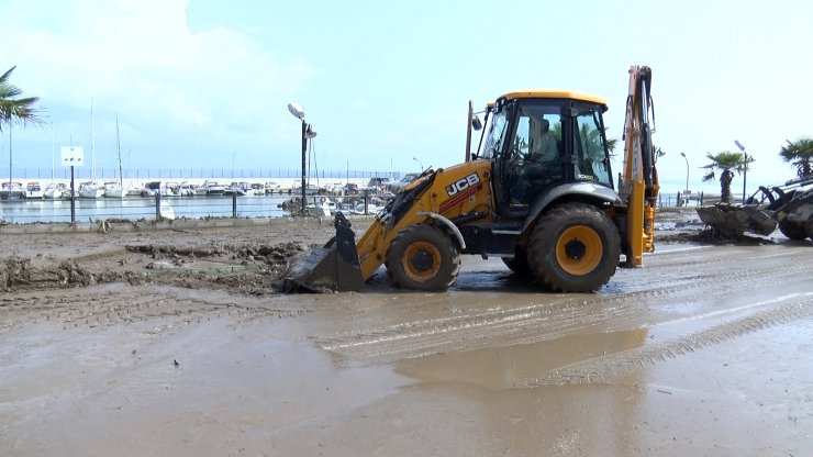 Sel felaketinin yaraları sarılıyor