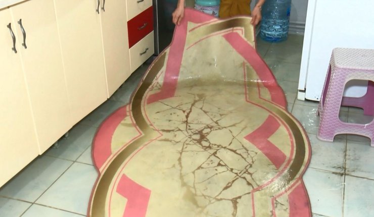 Su baskını olmasın diye mahalleli seferber oldu