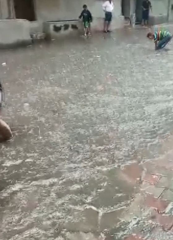 Su baskını olmasın diye mahalleli seferber oldu