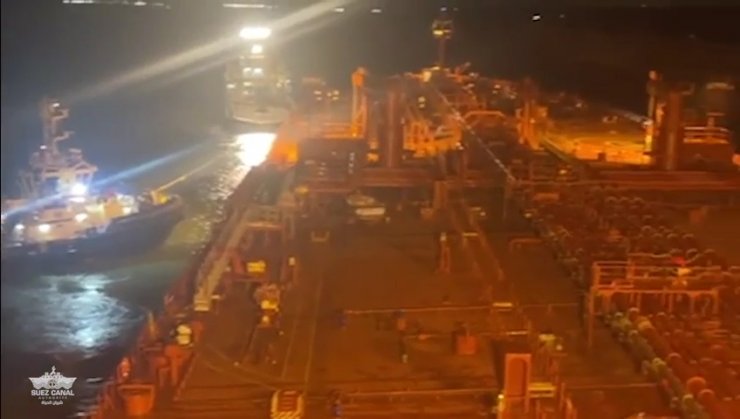 Süveyş Kanalı’nı tıkayan 64 bin tonluk gemi saatler içinde kurtarıldı