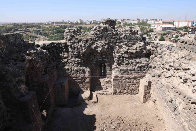 Tarihi surlarda bin 500 yıllık kandil bulundu