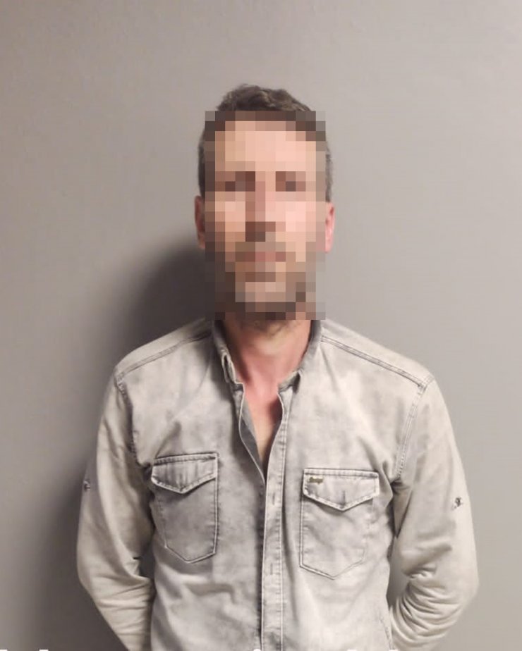 Üst araması yapılırken kaçan şüphelinin okul bahçesine attığı çantadan uyuşturucu çıktı