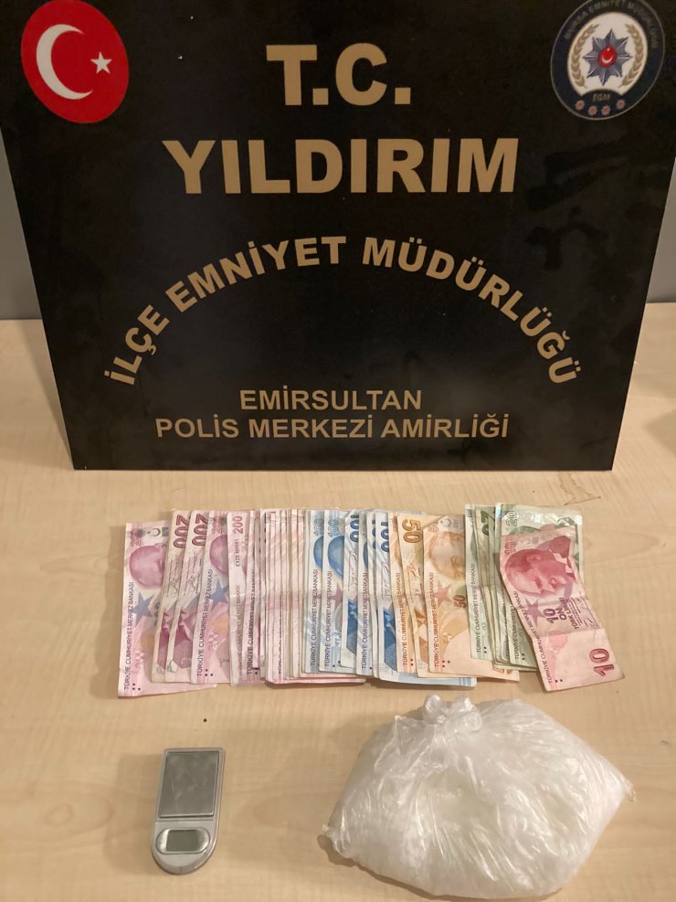 Üst araması yapılırken kaçan şüphelinin okul bahçesine attığı çantadan uyuşturucu çıktı