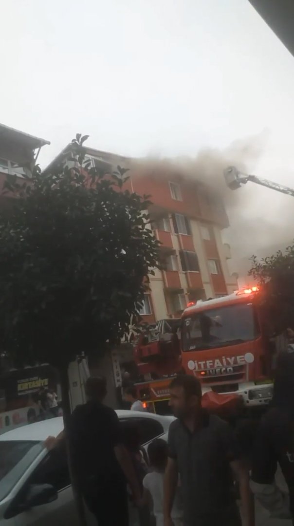 Yıldırım düşen apartmanın çatısı yandı