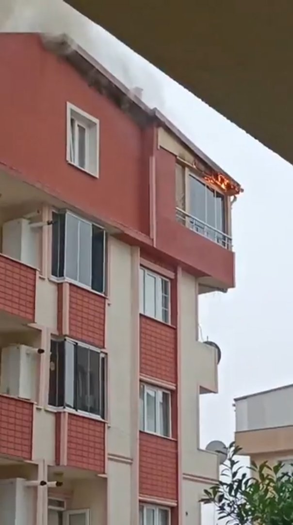 Yıldırım düşen apartmanın çatısı yandı