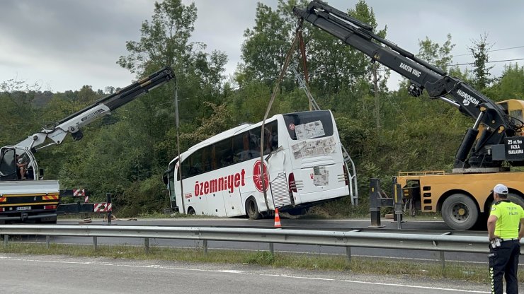 Yolcu otobüsü devrildi: 4 yaralı