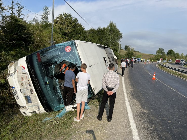 Yolcu otobüsü devrildi: 4 yaralı