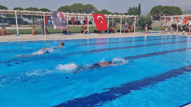 Yüzme öğrenen çocuklar, havuzları doldurdu