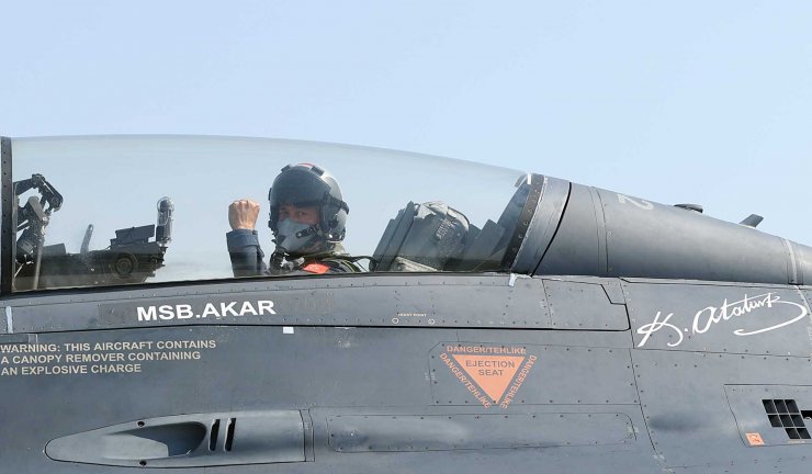 Bakan Akar'dan Ege Denizi üzerinde F-16 ile özel uçuş