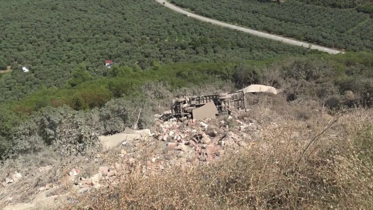 Bursa'da uçuruma yuvarlanan kamyonun şoförü yaralandı