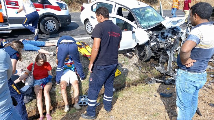 Çanakkale'de otomobiller çarpıştı: 5 yaralı