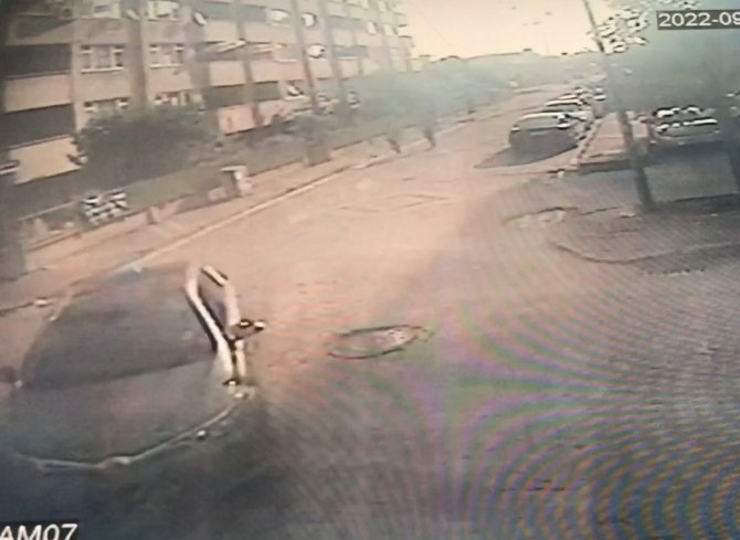 Çarpışan otomobillerden biri marketin kepenklerine girdi, o anlar kamerada