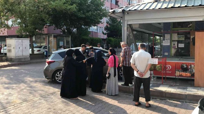 Çarpışan otomobillerden biri marketin kepenklerine girdi, o anlar kamerada