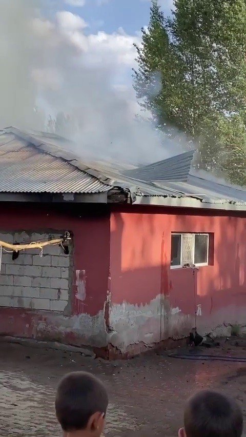 Çatı yangını korkuttu