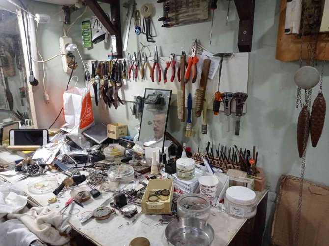 Diyarbakır’da 4,5 metrekarelik alanda 52 yıldır zaman ayarlıyor