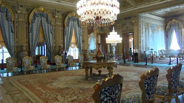 Dolmabahçe Sarayı’nın 166 yıllık kristal şamdanlarına özel bakım